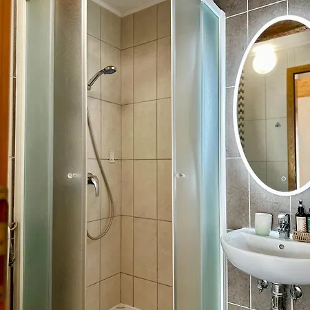 Отель Kelly's 3*