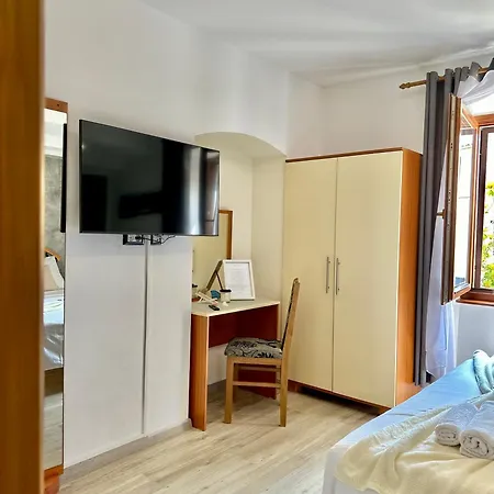 Kelly's Hotel